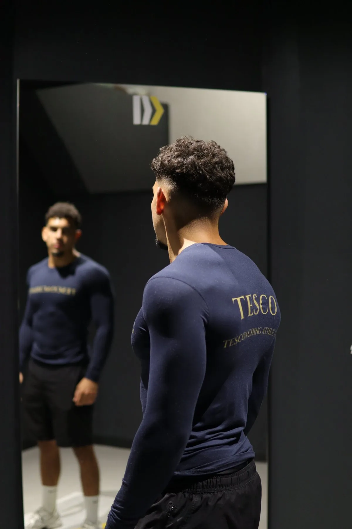 Tesco de dos devant un miroir, t-shirt TESCO TESCOACHING ATHLETE
